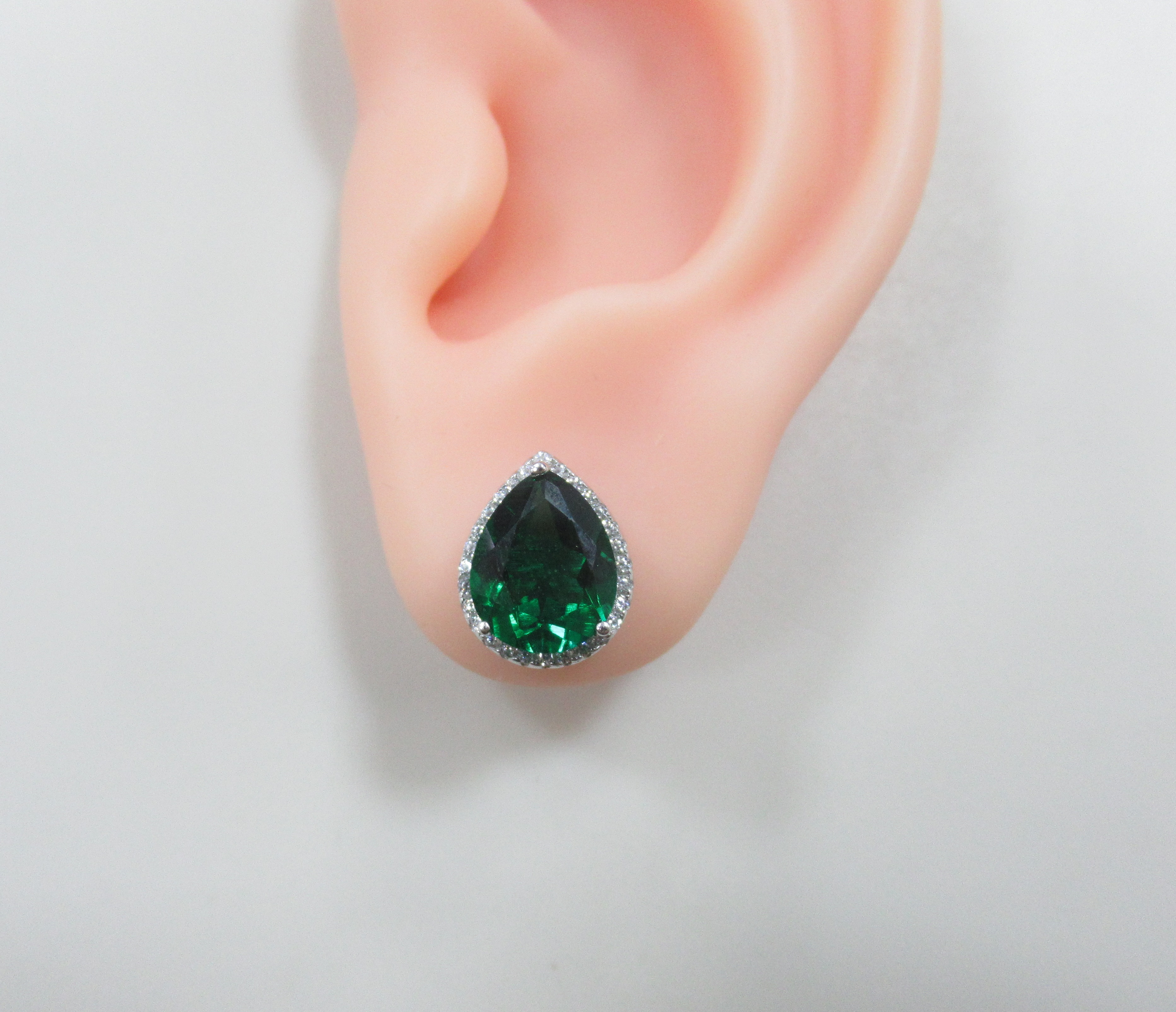 Серебряные серьги-пусеты с выращенными изумрудами